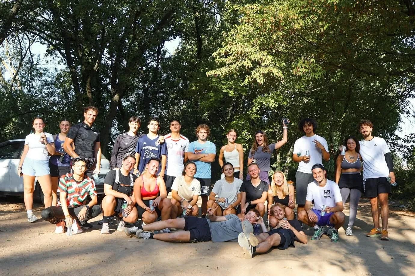Photo de groupe des coureurs de NULLL.CLUB au départ, sous les arbres