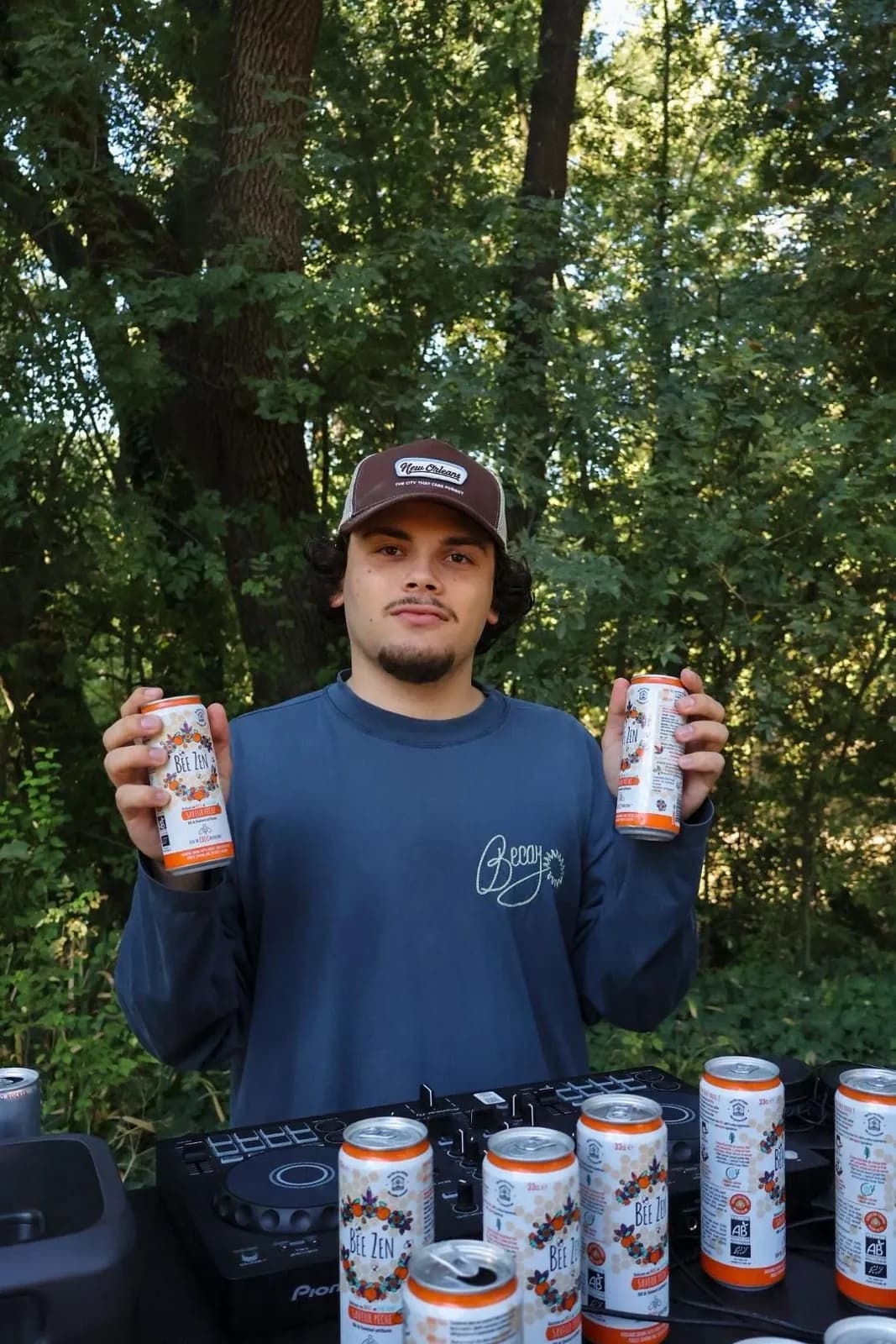 Un membre de l’équipe tend des canettes devant la table des boissons après le run