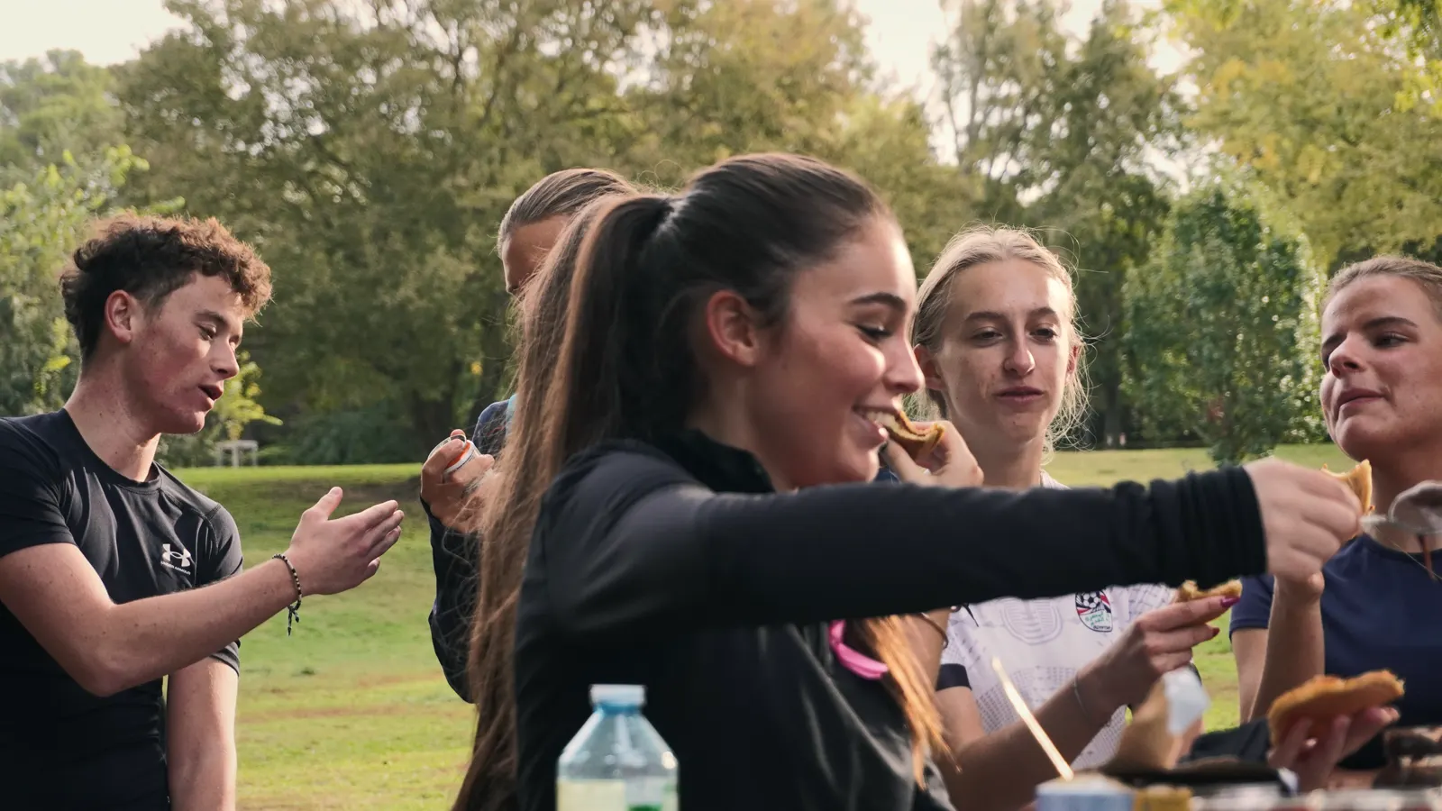 Des membres de NULLL.CLUB partagent le ravito après le quatrième social run à Aix-en-Provence
