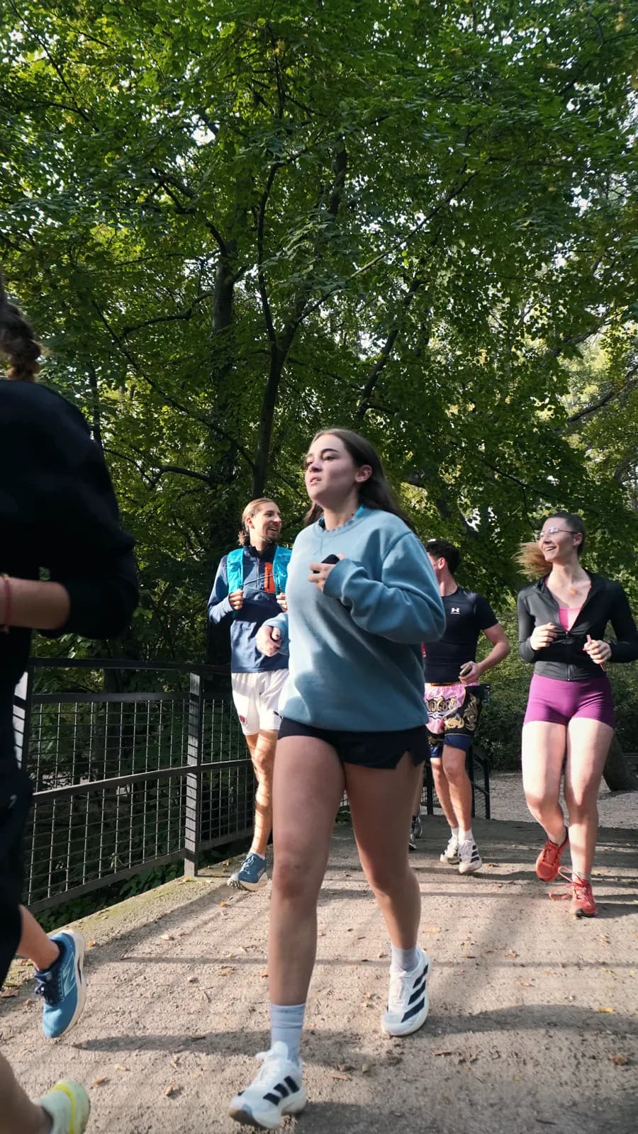 Des coureuses et coureurs du club sur un sentier, en pleine sortie