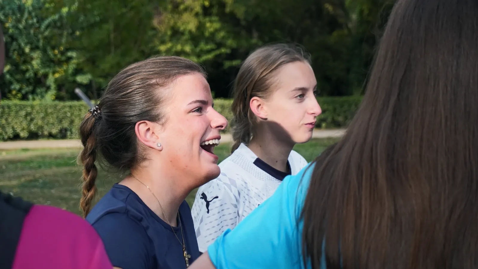 Éclats de rire entre coureuses après le run