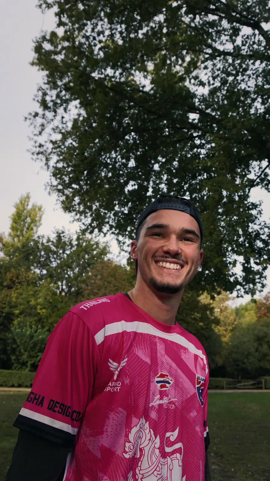 Un coureur en maillot rose, tout sourire après la sortie