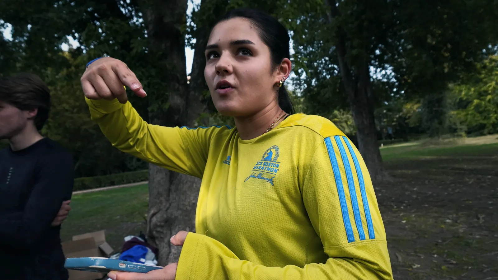 Une coureuse en sweat jaune raconte sa sortie au groupe