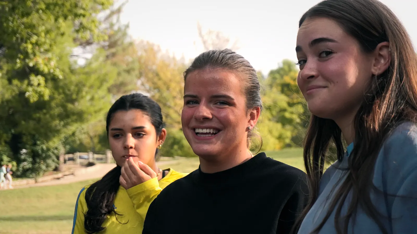 Trois coureuses sourient à l’objectif après le run
