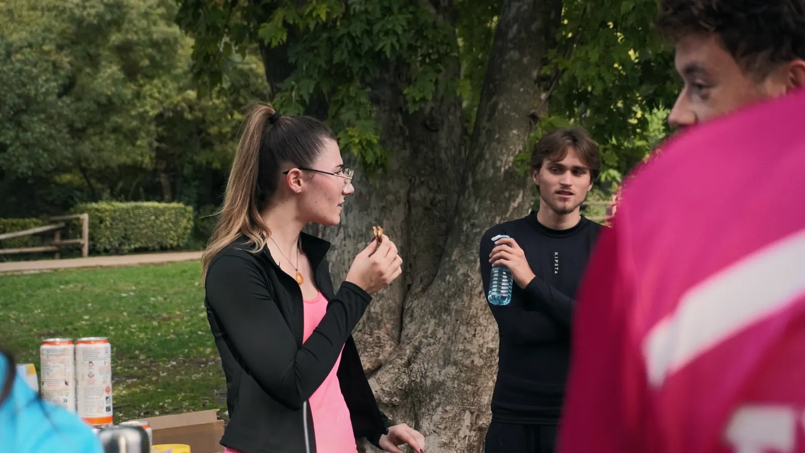 Discussions autour de la table des boissons après la course