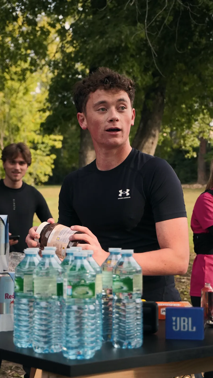 Un membre de l’équipe prépare le ravito, bouteilles d’eau sur la table