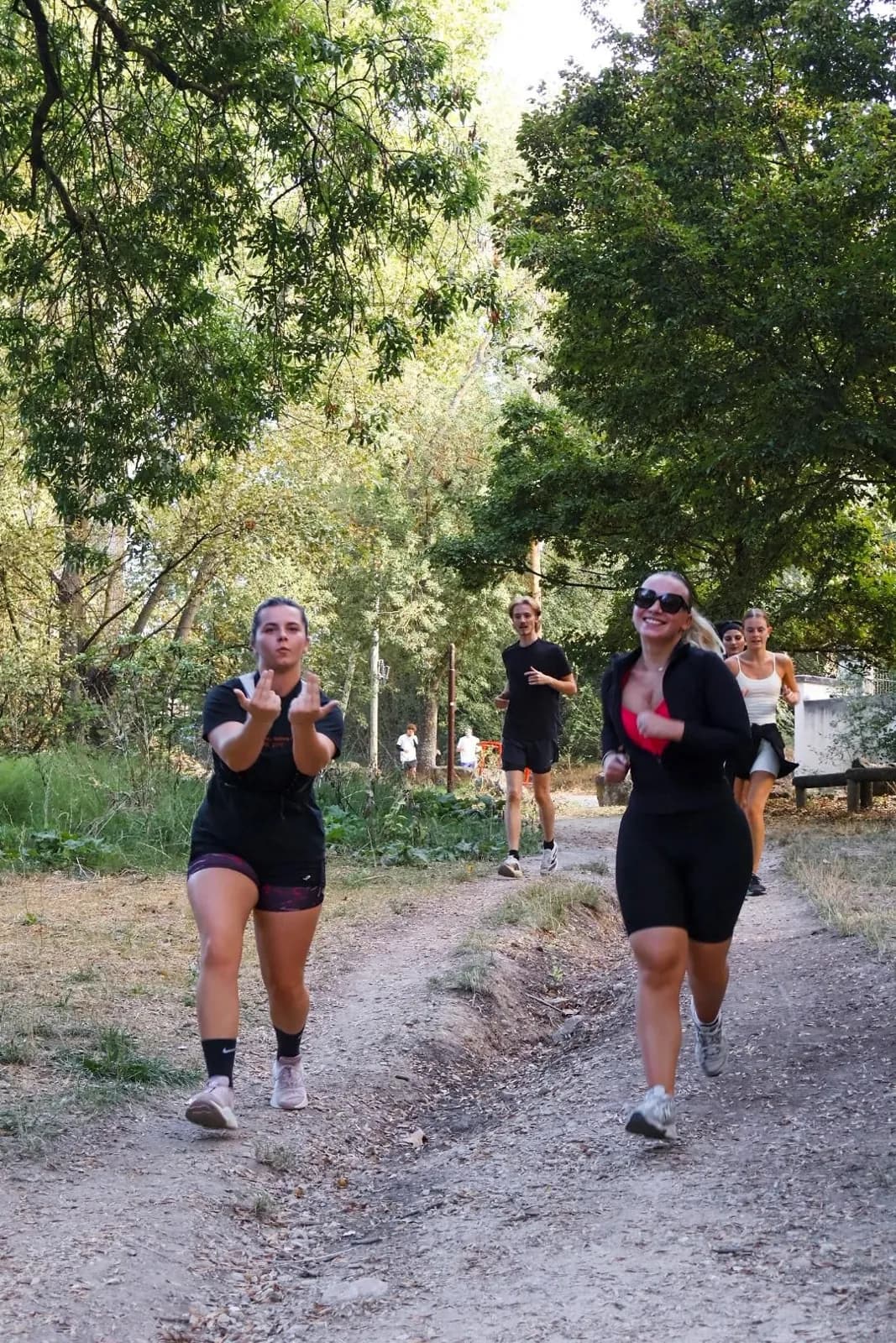 Deux coureuses arrivent sur un chemin de terre