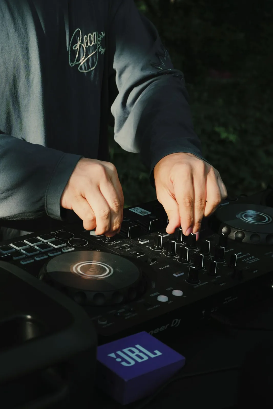 Les mains d’un DJ sur ses platines pendant l’après-run