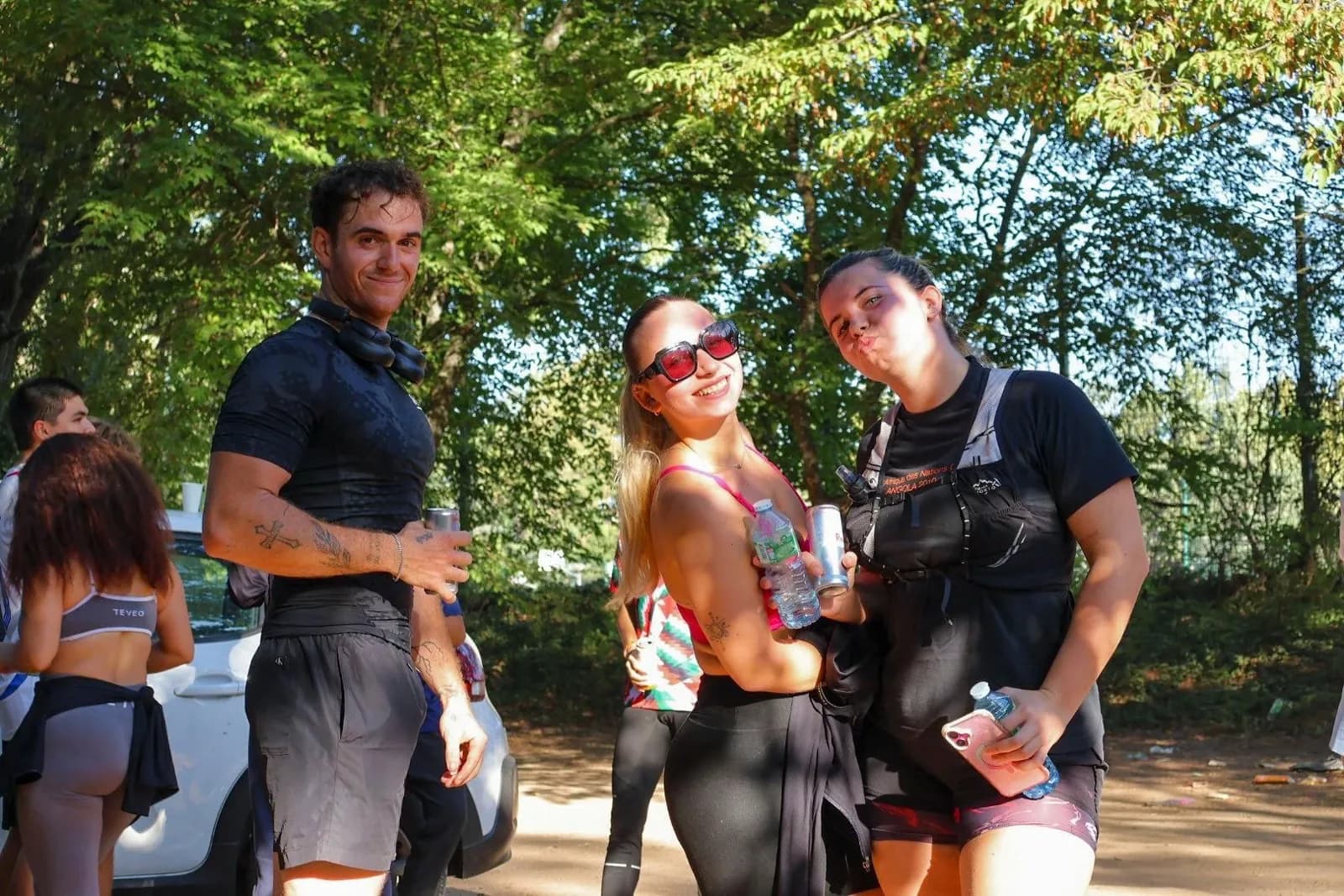 Trois membres du club posent après la course