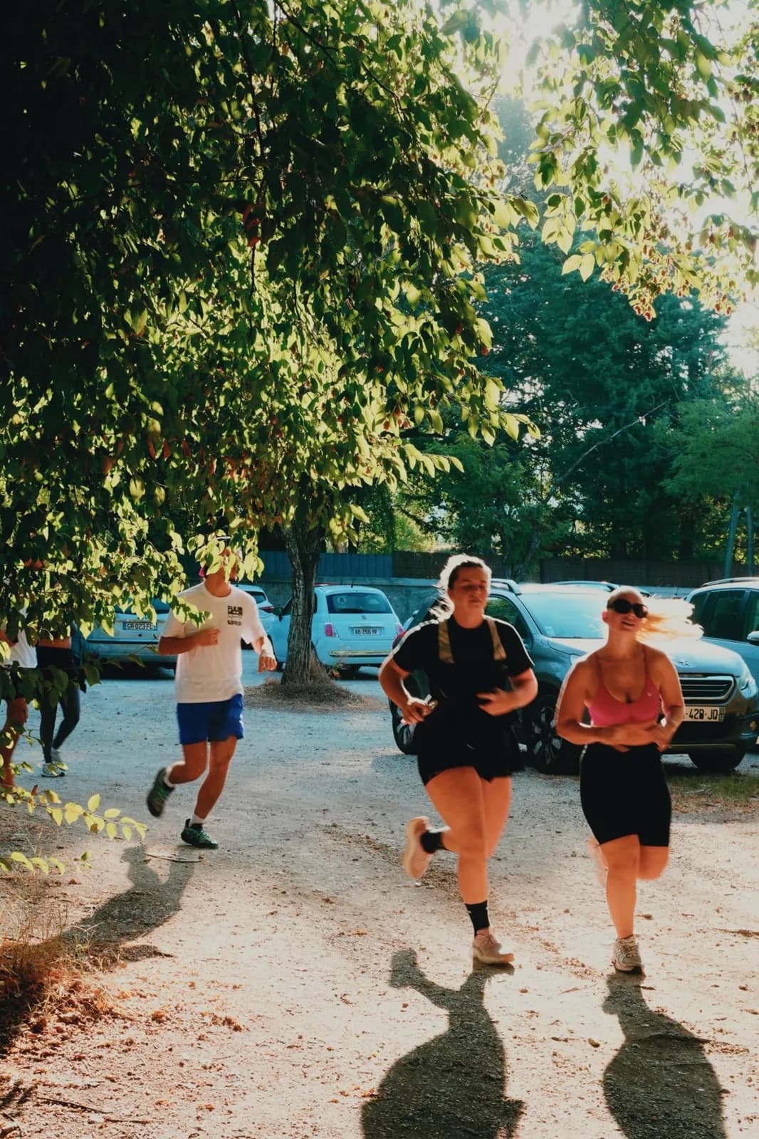 Des coureurs sur le parking au retour du run