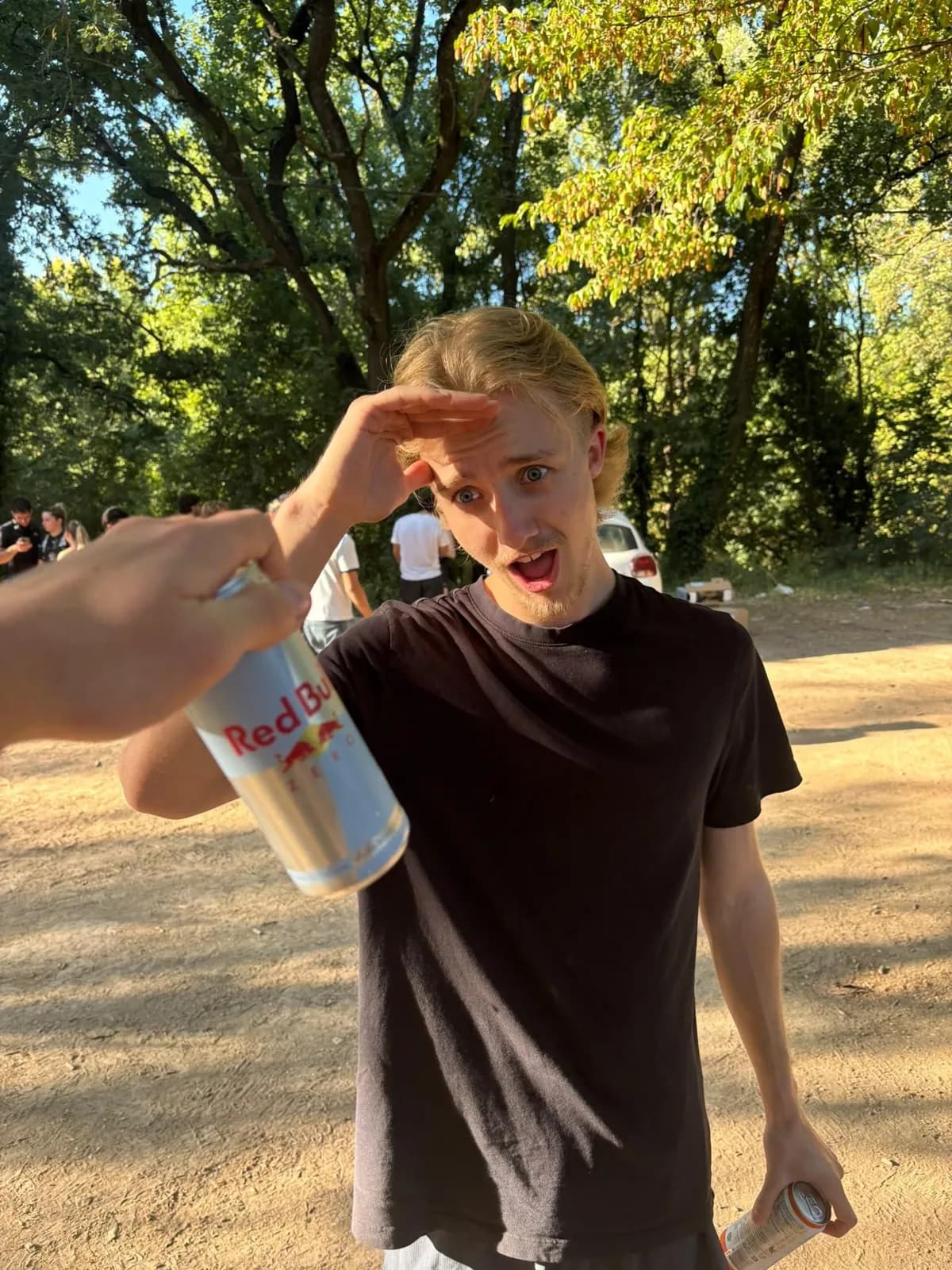 Un coureur reçoit une canette à l’arrivée d’une sortie NULLL.CLUB