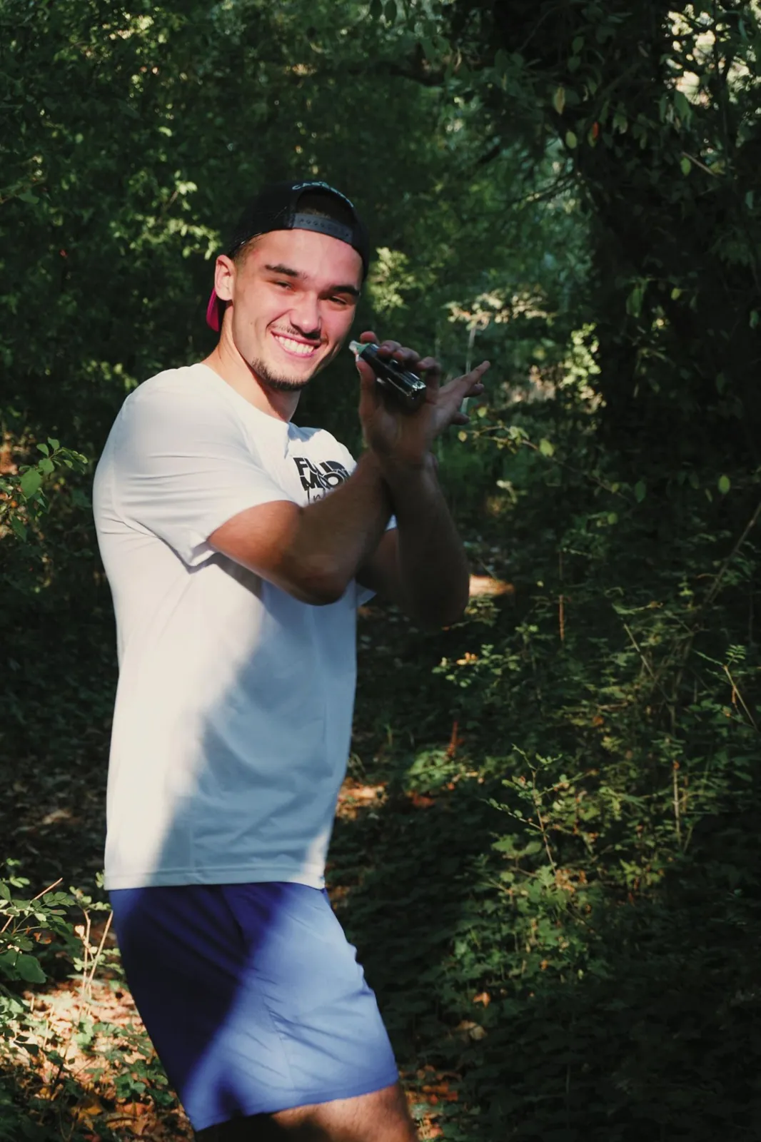 Un coureur pose au milieu des arbres