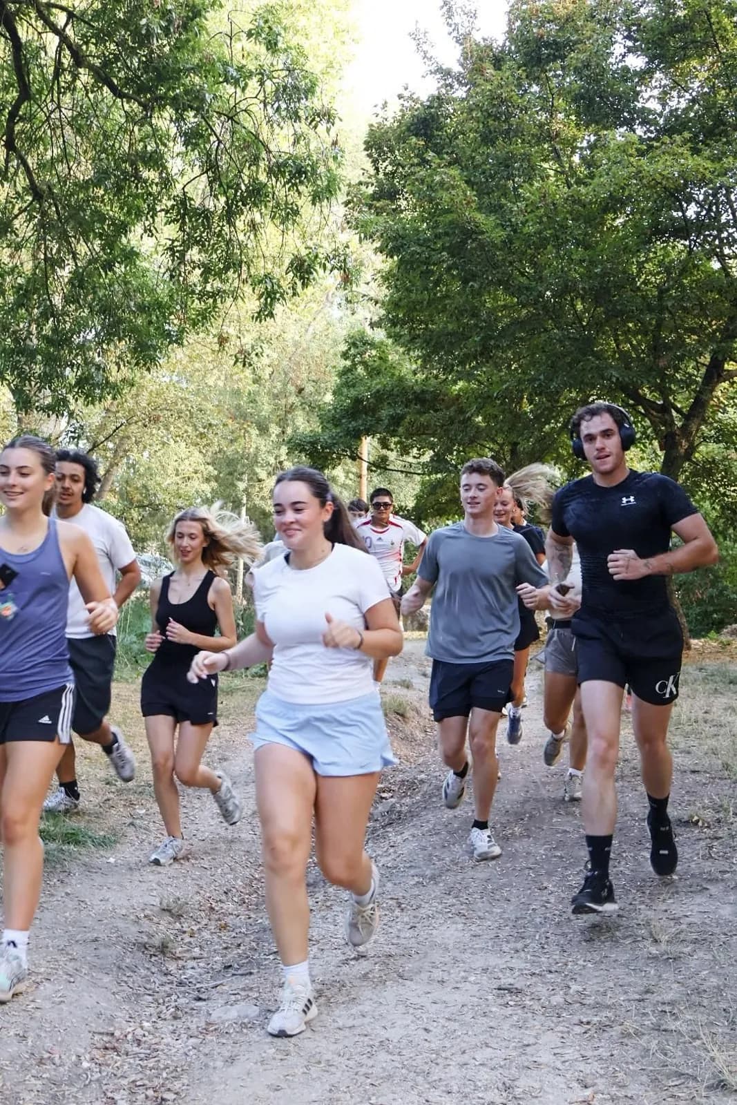 Le peloton de NULLL.CLUB sur un chemin ombragé d’Aix-en-Provence
