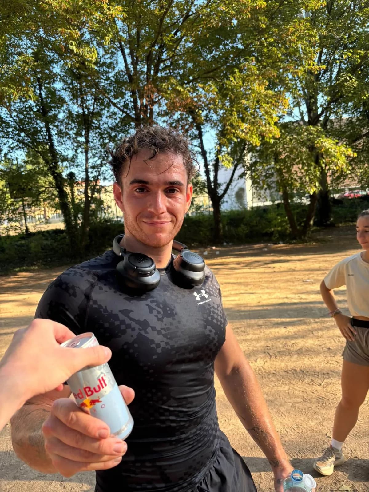 Un coureur reçoit une canette au retour